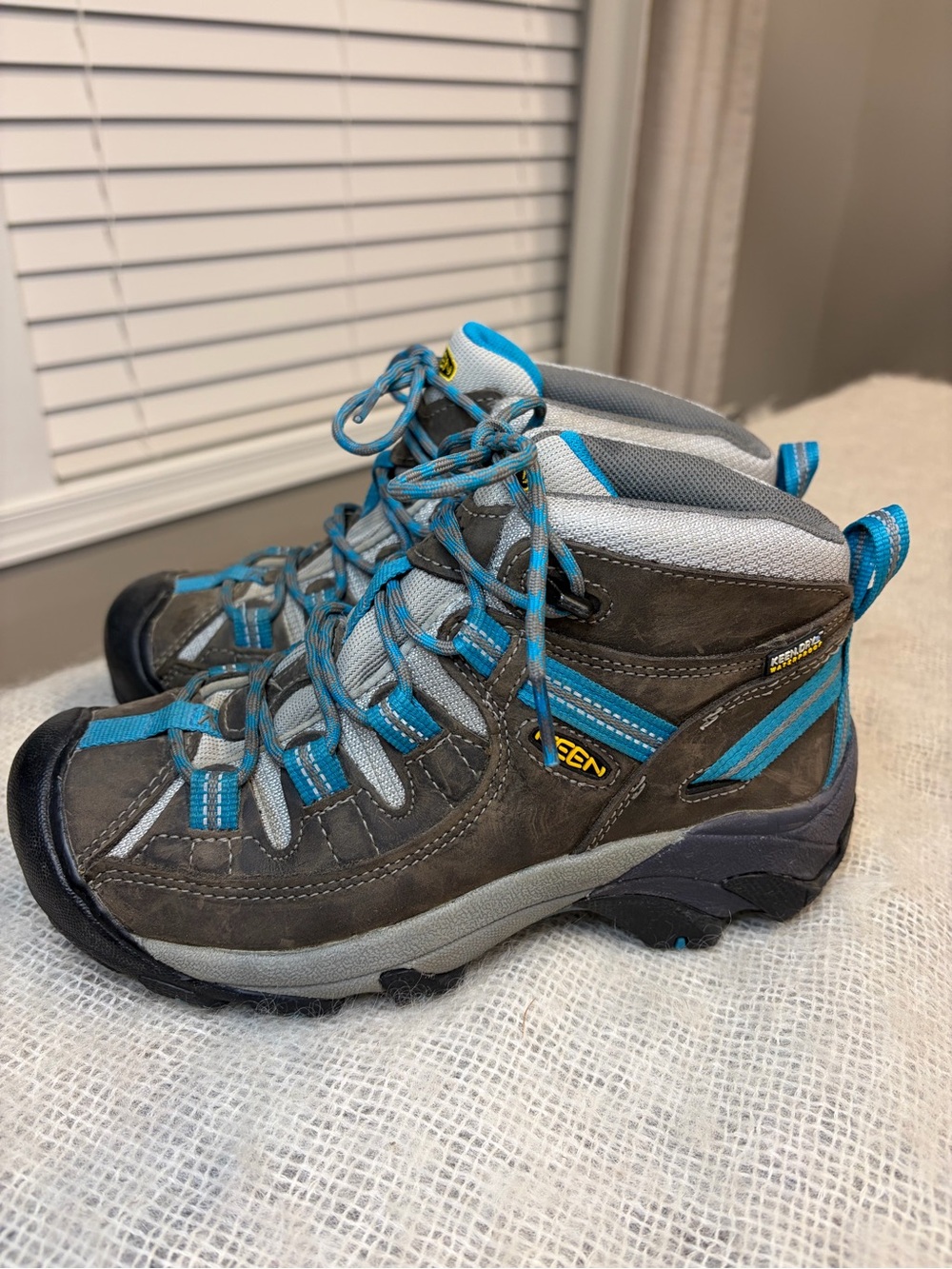 Keen Womens Hiking Boots Targhee II Mid Waterproof Rugged Outdoor. Women’s 6.5